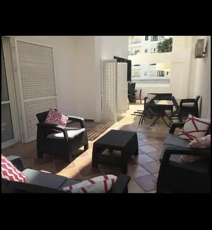 2 Chambres Et 1 Canape Lit Situe アパート *